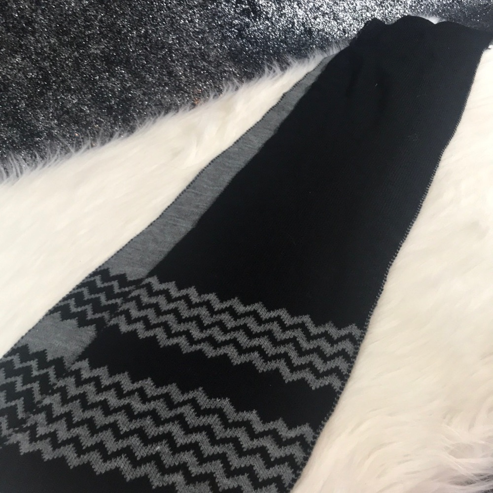 Kenneth Cole Knit Scarf - Picture 4 of 4